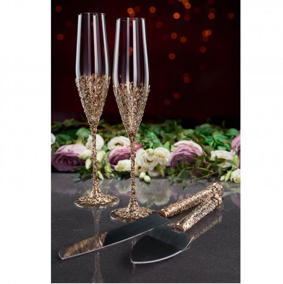 Hochzeit - Personalized Wedding glasses and Cake Server Set cake cutter gold wedding toasting flutes Gold wedding flutes and cake gold wedding set of 4