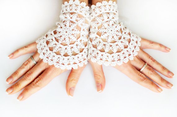 Mariage - White crochet wedding bridal gloves with organza ribbon, boho bride gloves crochet mittens bracelet, fingerless lace gloves cuff mittens