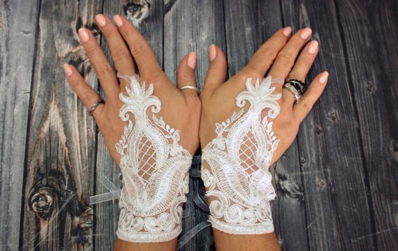 Mariage - White lace bridal wedding gloves, short bridal gloves, fingerless lace gloves, french lace, bridal lace gloves, beach party gloves, cute