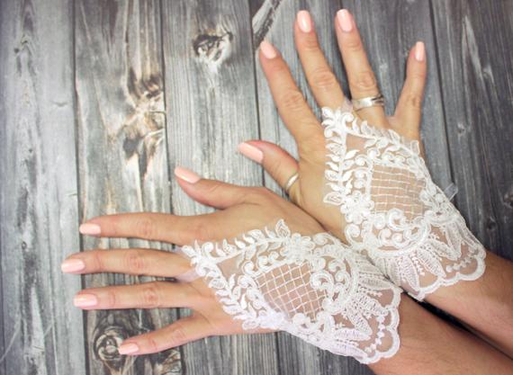 Mariage - Custom bridal delicate white short wedding gloves, unique fingerloop lace bridal gloves, sophisticated wedding
