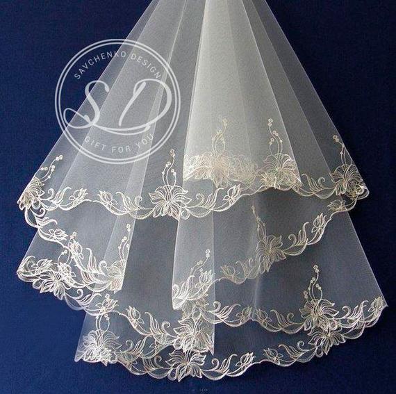 Свадьба - ivory lace wedding veil with flowers fingertip length with lace bridal veil lace cathedral veil kate middleton veil boho wedding Hip Veil