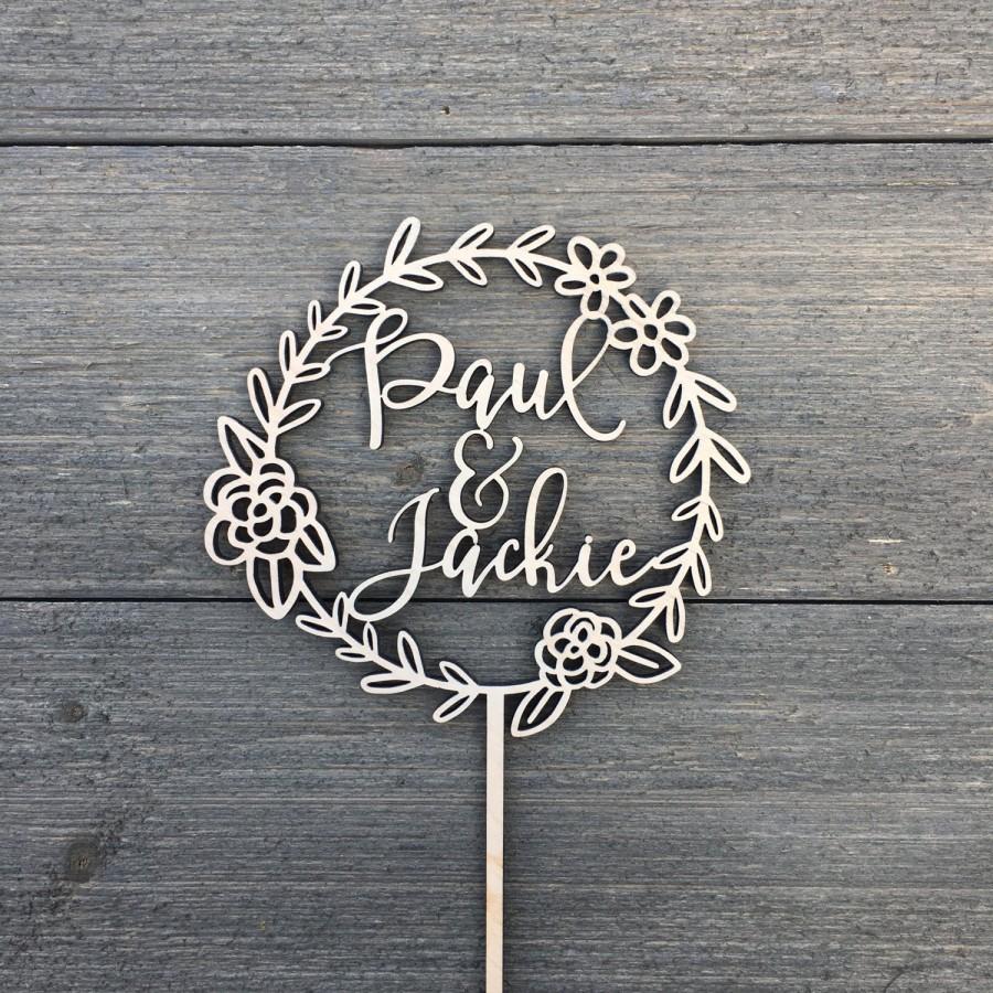 Mariage - Floral Wreath Wedding Cake Topper with Personalizable Names 5.5"D inches, Personalized Custom Unique Laser Cut Wood Rustic Toppers