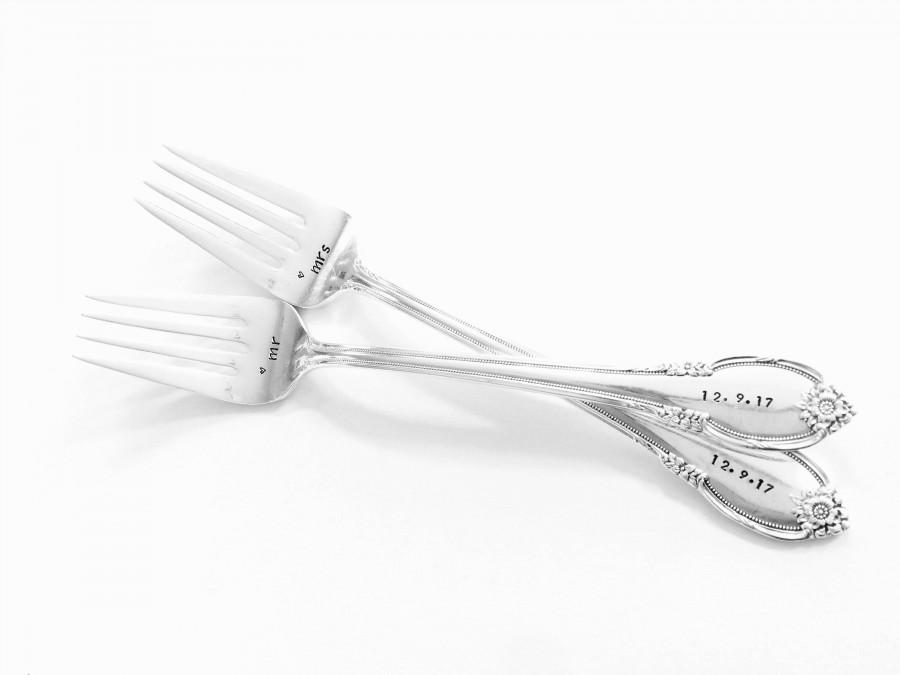 Hochzeit - Custom wedding forks - vintage hand stamped dessert fork set - wedding date - Mr & Mrs engraved forks - cake cutting ceremony- Engagement