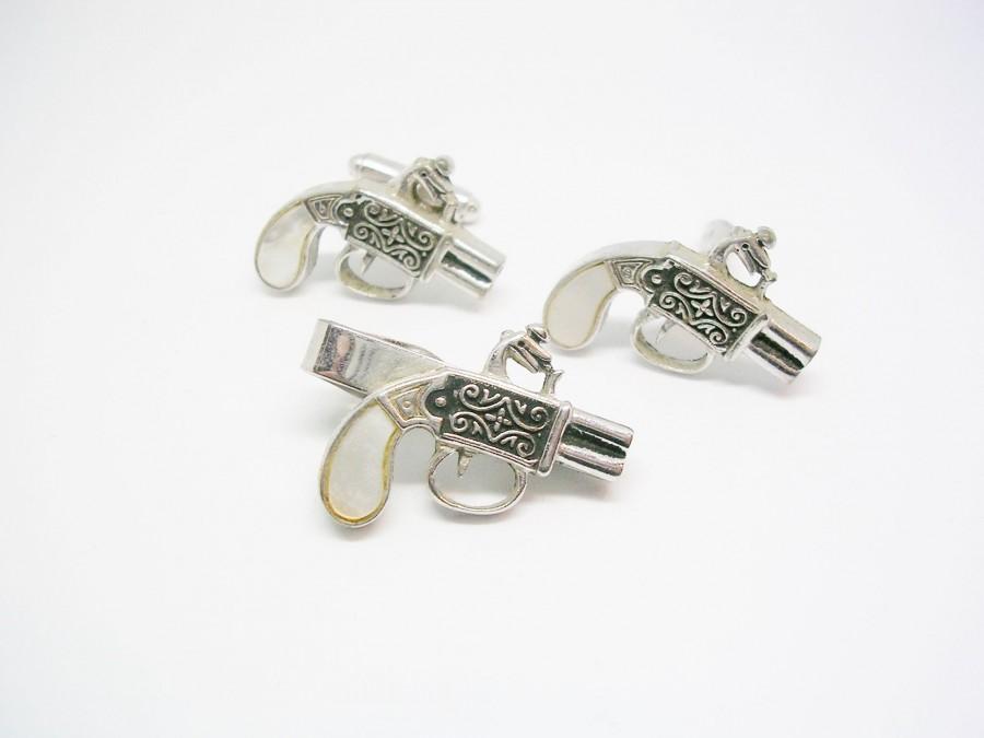 Свадьба - Vintage Cufflinks with matching Tie Clip Duel Pistol Cuff Links Tie Bar Set Mother of Pearl Handle