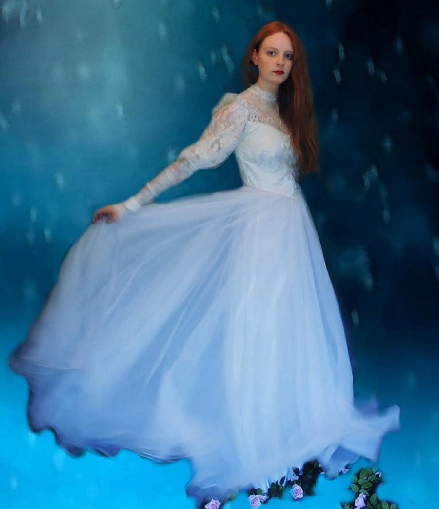 زفاف - Lovely sheer lace, pearl bead & chiffon 1970s bridal gown / vintage white wedding dress / pointed bodice very full skirt / pure romance