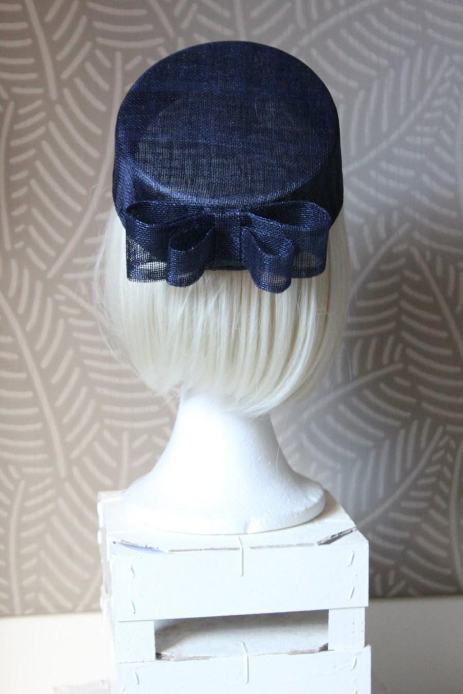Mariage - navy blue pillbox hat, navy blue fascinator,pillbox fascinator, Tea party hat,british hat, wedding hat, hat with bow, hats
