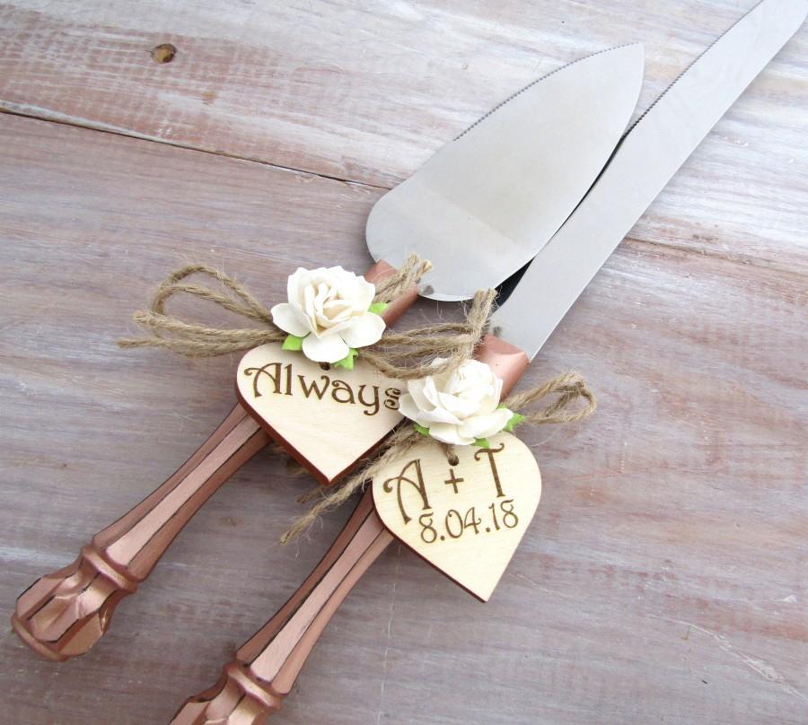 Mariage - Rustic Chic Wedding Cake Server Knife Set Rose Gold with Ivory Flower Personalized Wood Hearts Bridal Shower Gift Wedding Gift