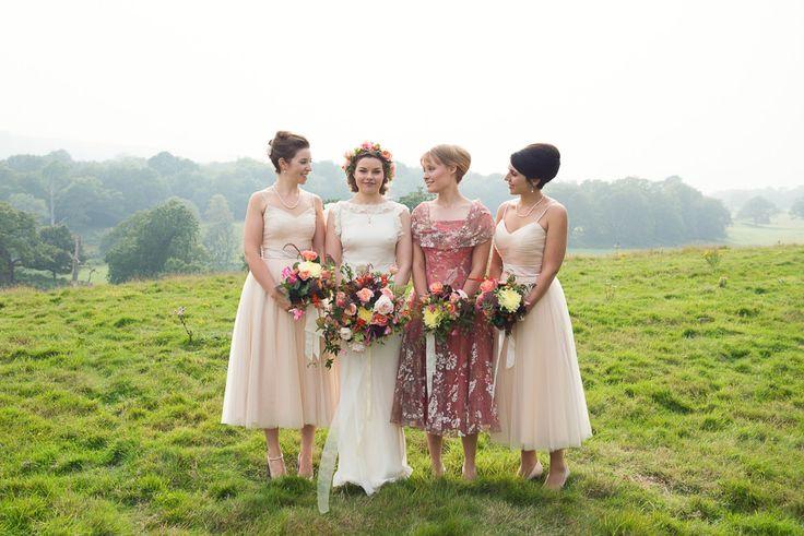Hochzeit - Vintage Country Budget Wedding With A Coral And Pink Colour Scheme And A Beautiful Bride In A Flower Crown