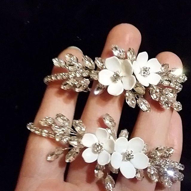 Свадьба - Expertly Crafted From Top-quality Wire, Pretty Handmade polymer Clay Flowers, And Bril… 