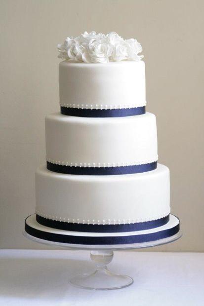 زفاف - Simple But Elegant 3 Tier Wedding Cake For Vicky And Tom. Delicate Piping And Handmade Roses Finished Off The Classic Look. 