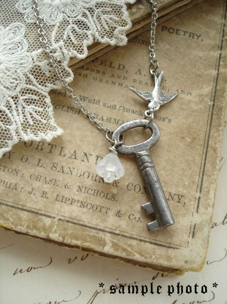 Mariage - Antique Skeleton Key Necklaces. Rustic Wedding Jewelry. Vintage Key Necklace With Flower And Bird. Garden Wedding. 