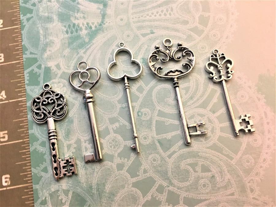 Wedding - Keys Fob Aged Clasp Celtic Ancient Bookmark Bottle Opener Skeleton Favor Floral Boutonnieres Charms Scrapbook Supplies Alice in Wonderland