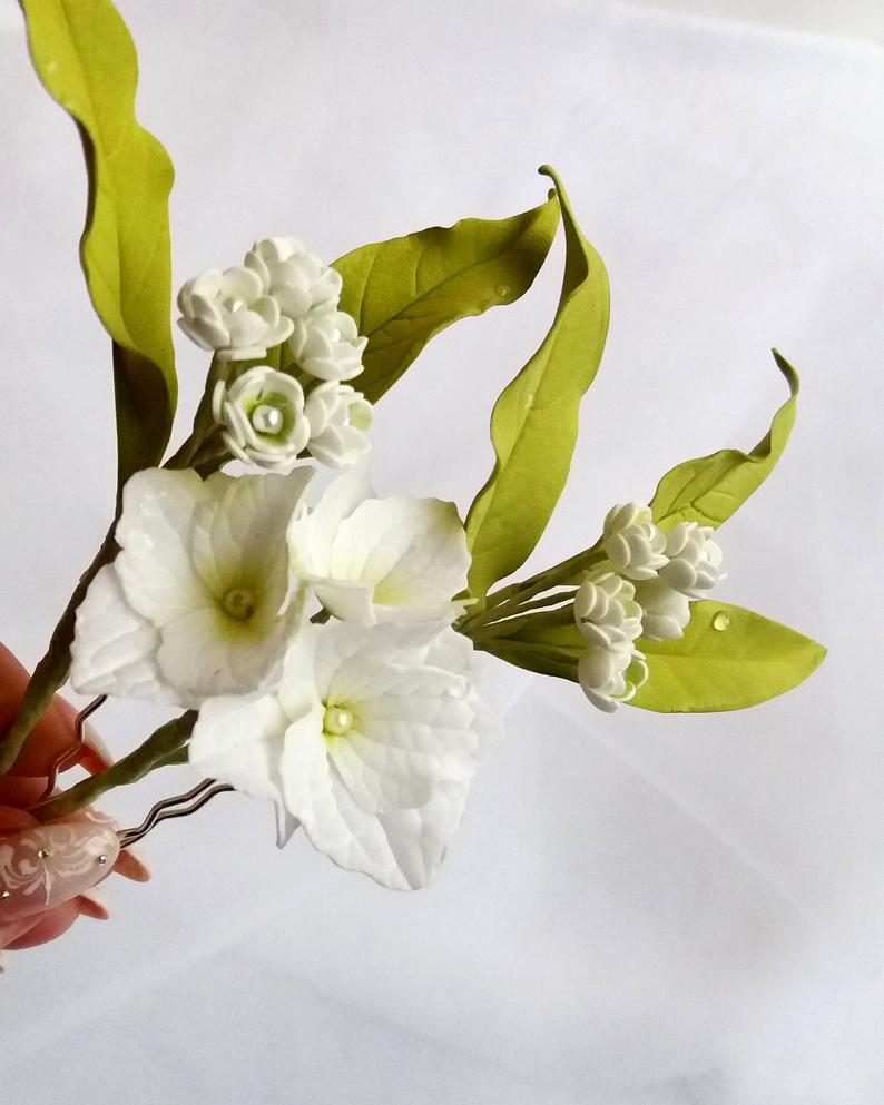 زفاف - Bridal floral hair pins with white hydrangea and green leaves