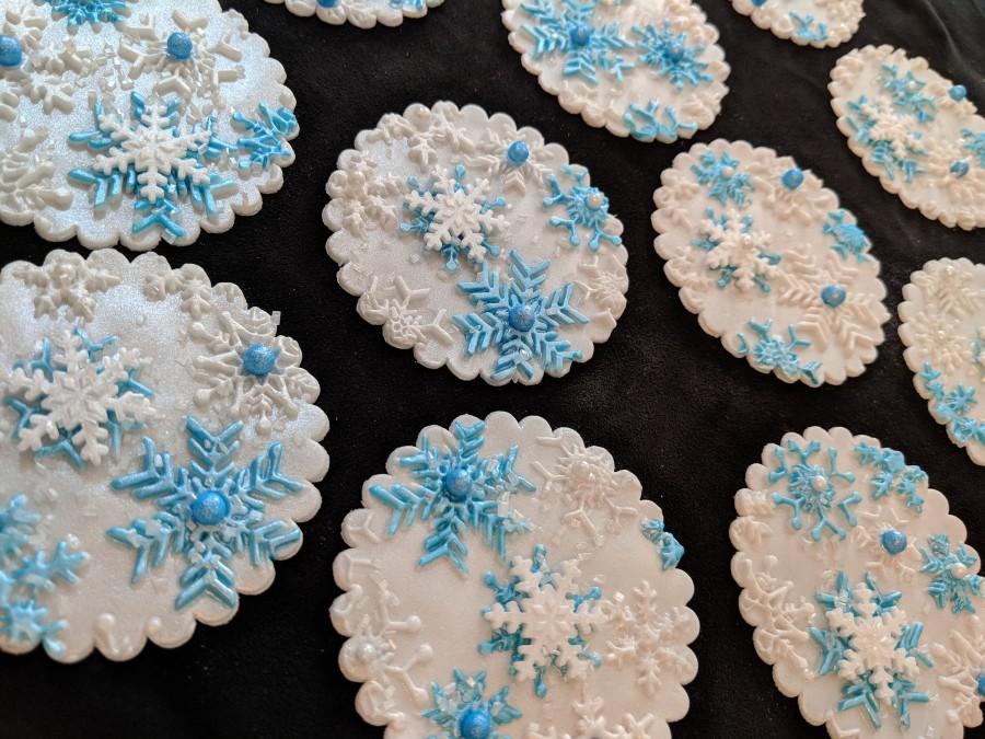 Hochzeit - 12 Edible Snowflake cupcake toppers/ SPARKLY /Frozen /choose colors/ gum paste / fondant