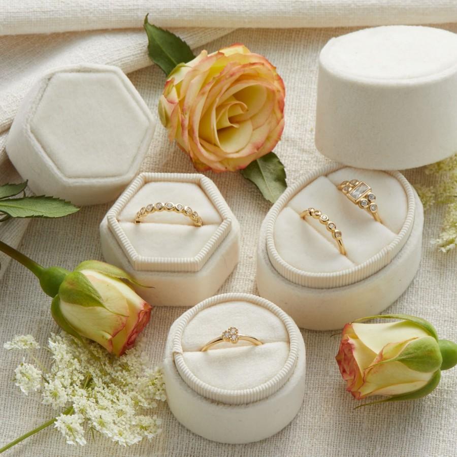 زفاف - Velvet Ring Box Pearl, Engagement Ring Box, Ring Bearer Box, Wedding Ring Box, Wedding Photo Shoot, Engagement Photo Shoot, Bridal Gift