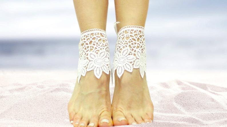 زفاف - White lace barefoot sandals, beach wedding sandals, guipure bangle, wedding anklet, nude shoes, boho sandal, cuff, desert wedding