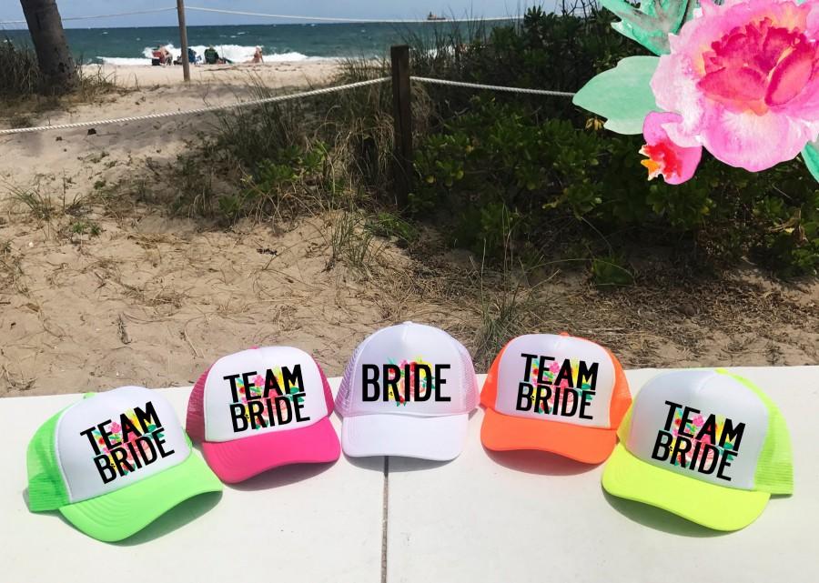 زفاف - Neon CUSTOM Bachelorette Hats / FLORAL background with Custom Saying Trucker Hat / Bridal Party / Bridesmaids Maid of Honor / Pool