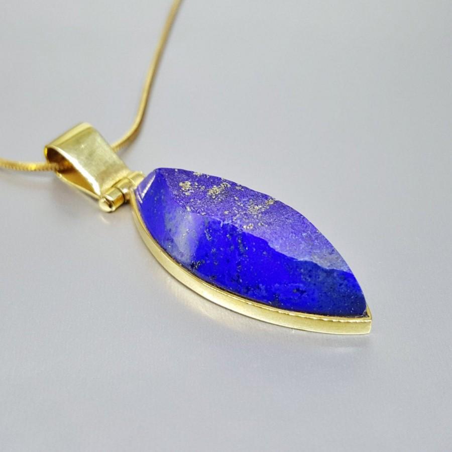 Свадьба - Stunning raw stone Lapis Lazuli pendant set in 18K gold - solid gold - gemstone - gift idea - classic pendant with modern design - AAA Grade