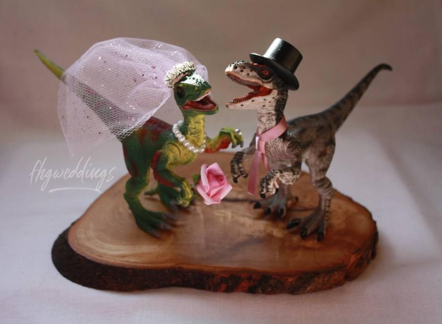 Mariage - Dinosaur Wedding Cake Toppers/Bride and Groom Wedding Cake Toppers/Velociraptor/Custom/Unique/Alternative Wedding/Geek/Centrepiece/Gift