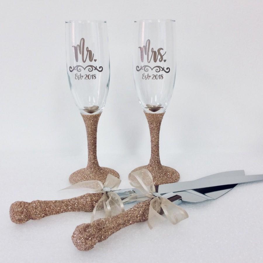 Свадьба - Champagne, Champagne Blush Glitter Wedding Decor Toasting Glasses and Cake Knife Server Set, Mr and Mrs Toasting Flutes, Personalized Flutes
