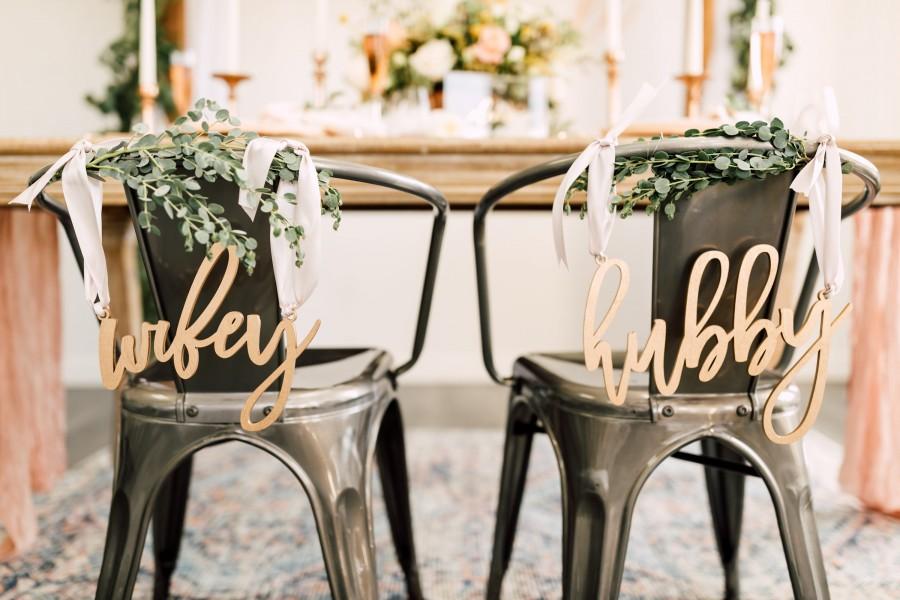 Mariage - Hubby & Wifey Laser Cut Wood Wedding Chair Signs (Set of TWO) 12" x 7" Wedding Chair Sign, Couples Gift, Sweetheart Table, Trendy Style