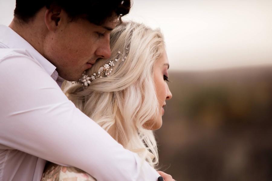 Свадьба - Off White Pearl Hair Vine, Gold Flower Hair Vine, Wedding Hair Accessory, Bridal Wreath, Rhinestone Hair Piece, Leaf Hair Crown
