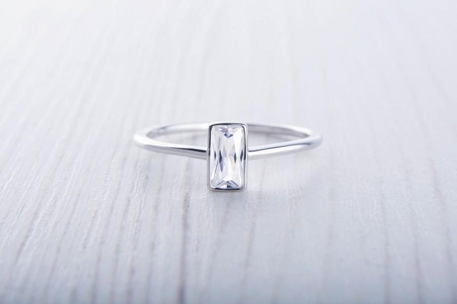 زفاف - On Sale! Man Made Diamond Simulant Radiant cut solitaire ring available in white gold or Silver - stacking ring - wedding band