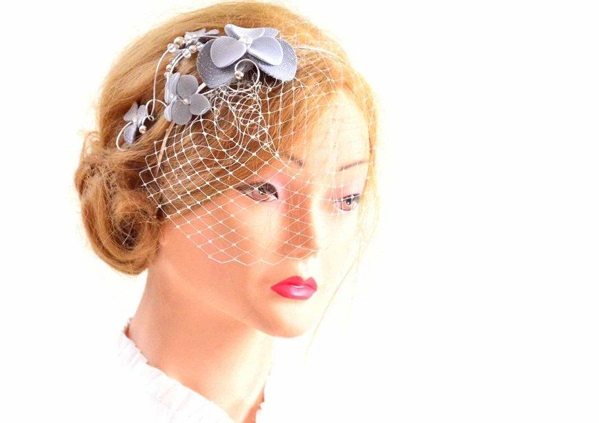 Mariage - Gray and silver fascinator veil Birdcage veil clip Bridal veil fascinator Simple fascinator with veil Bridal headpiece White fascinator