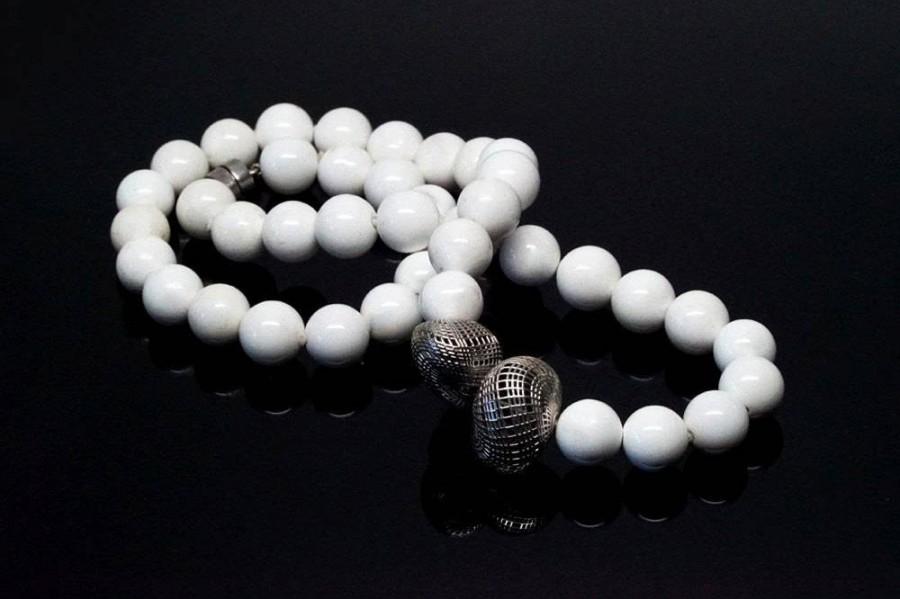 زفاف - White Beaded Necklace, White Agate Necklace, Silver Pebble Pendant, Statement Piece Magnetic Clasp, Women's White Gemstone