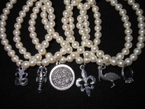 Свадьба - Six Glass Pearl Wedding Cake Pulls with New Orleans and Traditional charms