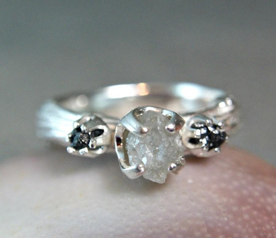 Mariage - Three Stone Rough Diamond Twig Ring, Black and White Uncut Diamond Ring, Woodland Jewelry, Wedding Ring