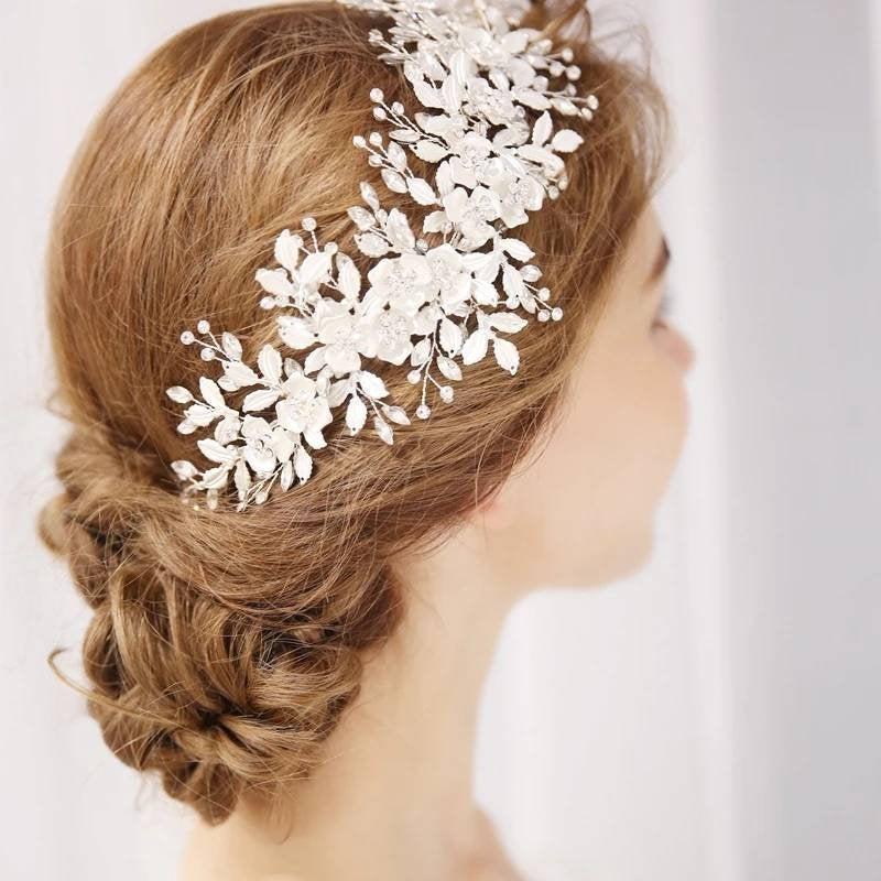 Hochzeit - Beautiful Bridal Hair comb with flowers, floral comb, hair vine, bridal headpiece, bridal hair accessories, wedding accessories,