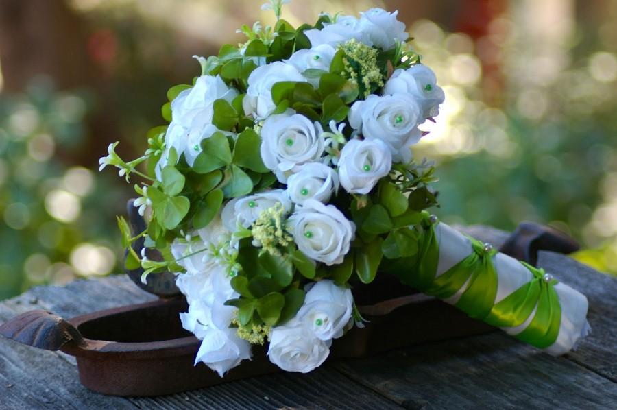 زفاف - St. Patricks Irish Budget Bouquet Ivory Silk Rose and Green Clover Bridal Shamrock