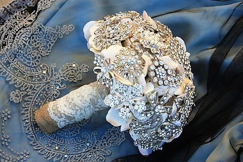 Свадьба - Brooch Bouquet, Silver Crystal Lace Wedding Bouquet, Broach Bouquet, Crystal Bouquet, Wedding Flowers, Silver Bouquet, Bling, Deposit only