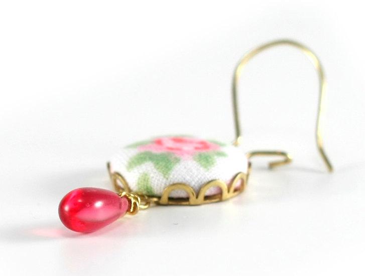 زفاف - Dangle Earrings - Shabby Cottage Chic Roses Pink Flowers Green Leaves on White - Romantic Fabric Covered Buttons Earrings Czech Glass Beads