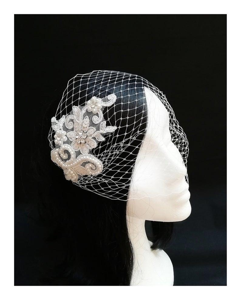 Hochzeit - White bridal birdcage veil. Lace hair piece.