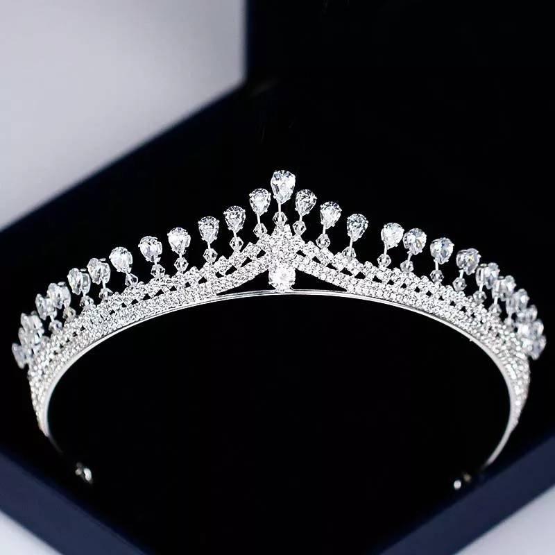 Mariage - Beautiful Handmade Bridal Tiara, wedding,silver Crystal, Pearl, Swarovski,Prom,princess crown, wedding Tiara,Bridal crown.