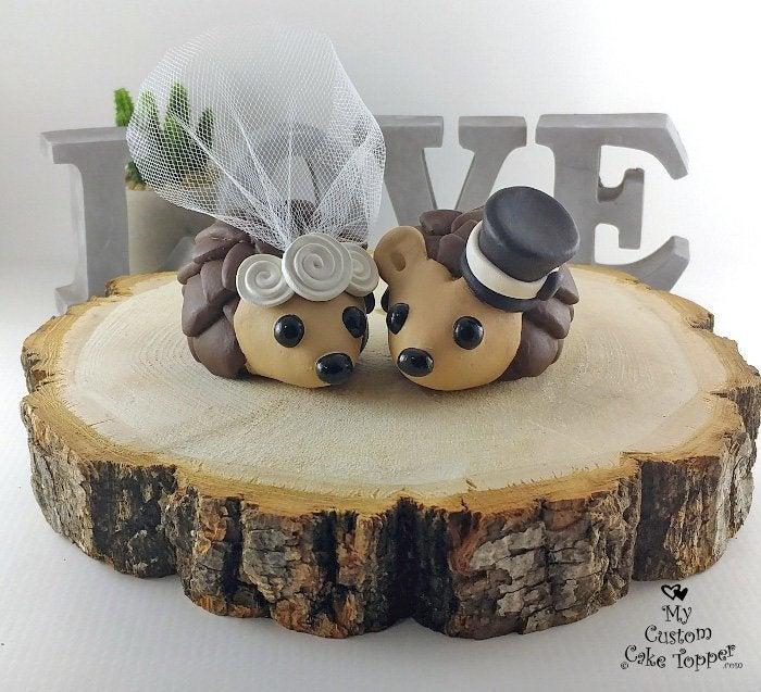 Hochzeit - Hedgehogs Wedding Cake Topper with Rosettes