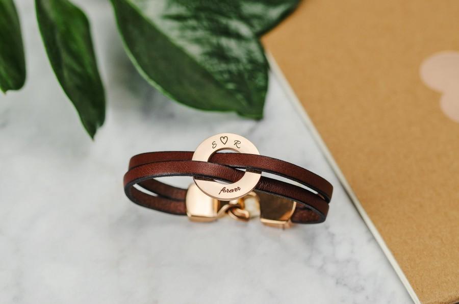 Mariage - Leather brown bracelet with custom engraving for couple