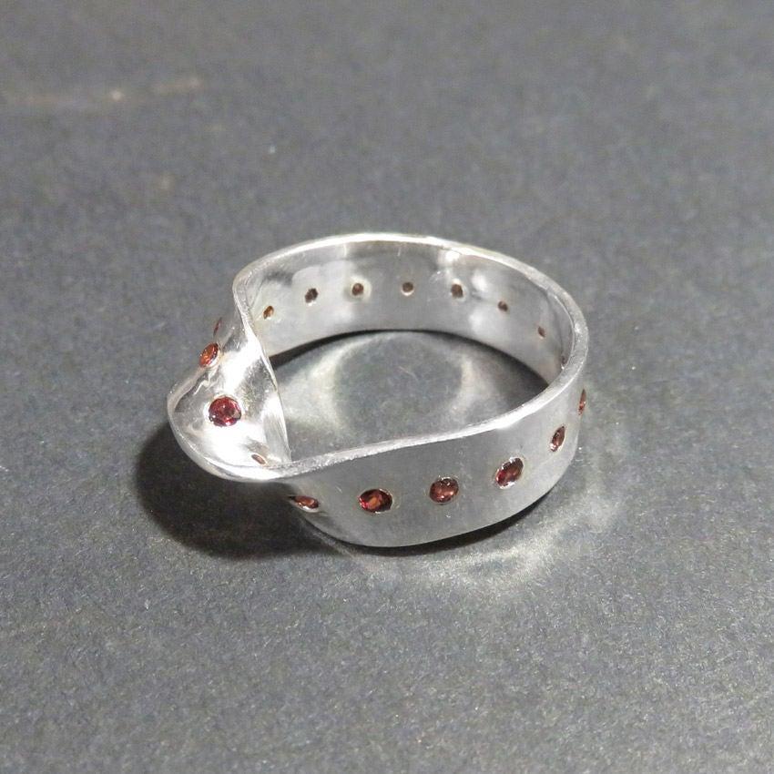 زفاف - Garnet Ring - Eternity Ring with 18 Garnets - Red Stone Ring - Twisted Band - Novelty Ring - Jewelry with Meaning - Engagement Ring
