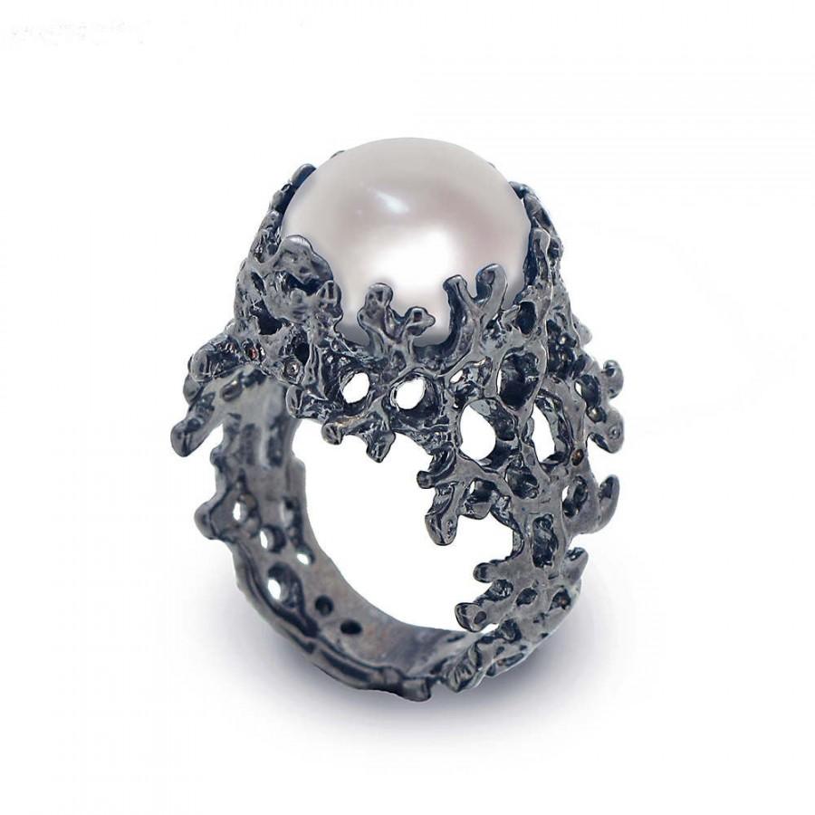 زفاف - CORAL White Pearl Ring, Black Ring Women, Black Engagement Ring, White Pearl Engagement Ring, Alternative Ring, Statement Jewelry