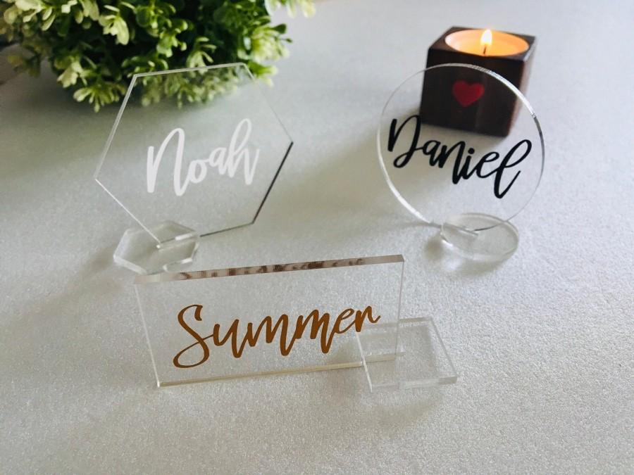 Свадьба - Personalized Clear Acrylic Place Card Holders Stand Geometric Wedding Freestanding Laser Cut Guest Names Escort Cards Custom Name Settings