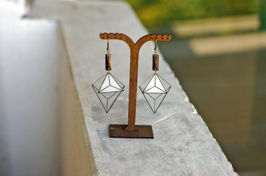 زفاف - Modern 3D Pyramid Earrings, Minimalist Black and White Triangle Earrings, Dimensional Geometric Jewelry