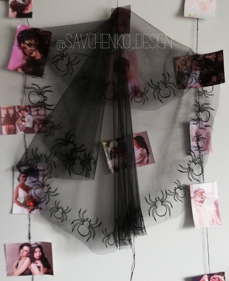Mariage - Black Halloween veil with spider, vampire Halloween costume Headband,Gothic wedding veil, Black tulle mourning veil goth halloween queen