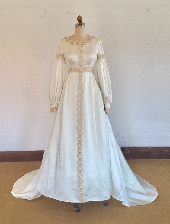 زفاف - Vintage Wedding Dress // Handmade with long sleeves + floral lace embellishments + cathedral train // 1950s-1960s Bridal Gown