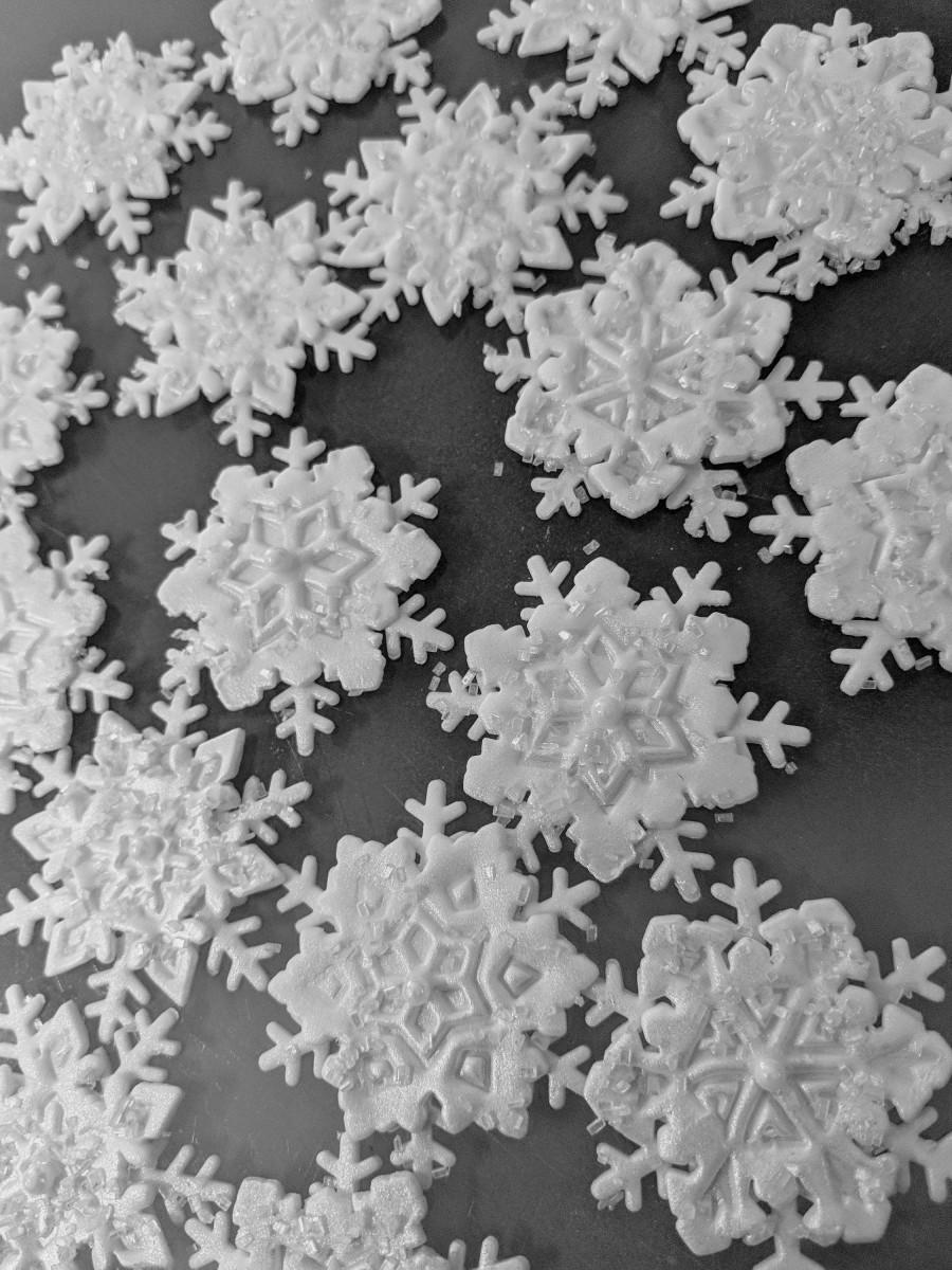 Wedding - 24 Edible SNOWFLAKES / SPARKLY / any color /sugar / gum paste / fondant / various layers / cake decorations or cupcake toppers
