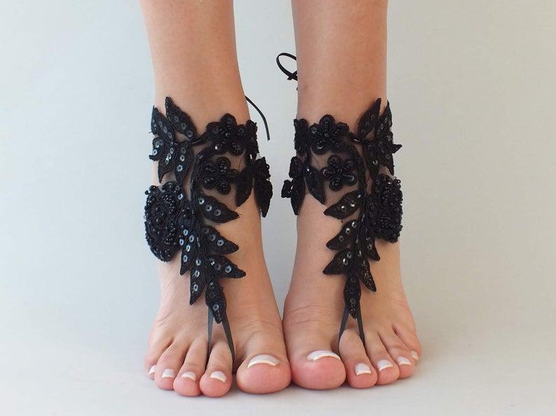 Mariage - 6 COLOR Black barefoot sandals, Lace barefoot sandals, Bridal shoes, anklet, Beach wedding lace sandals, Bridesmaid gift, Shoes Goth wedding