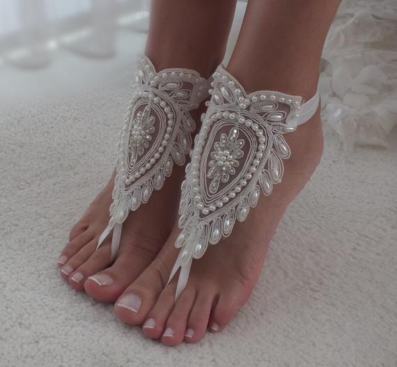 Mariage - Ivory barefoot sandals, Bridal shoes, Lace sandals, Wedding anklet, Beach wedding lace sandals, Bridesmaid gift, Beach Shoes