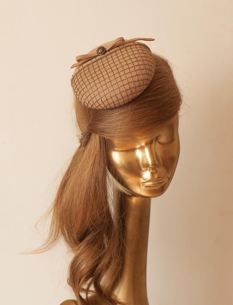 زفاف - Unique MODERN Beige Fur Felt FASCINATOR with Vintage Gold Veil - Fascinator for Women