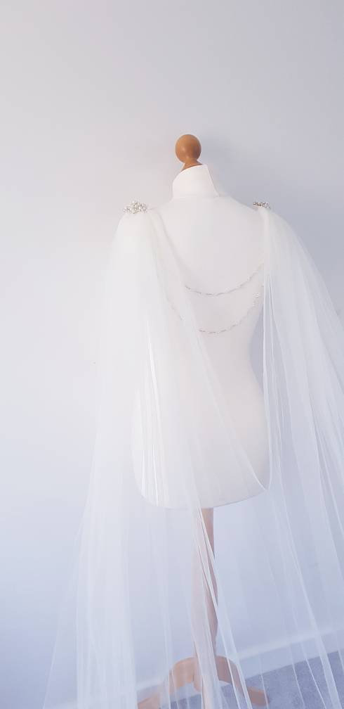 زفاف - White Bridal Cape with 2 layer bridal back chain with Veil drape for wedding dress gown with brooch and bridal backdrop back chain backdrape